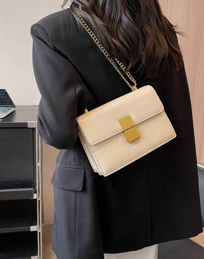 Bolso con solapa acolchada y con cadena de metal