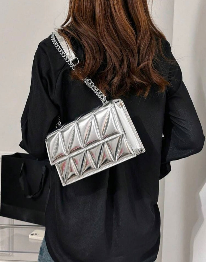 Bolso cuadrado con cadena metálica