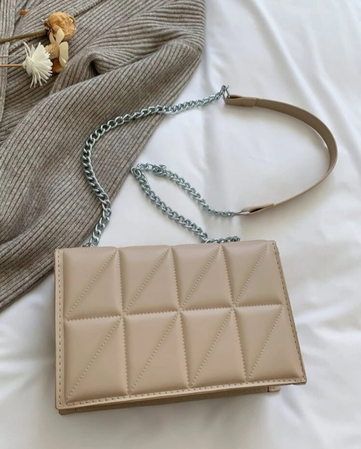 Bolso beige con cadena metálica