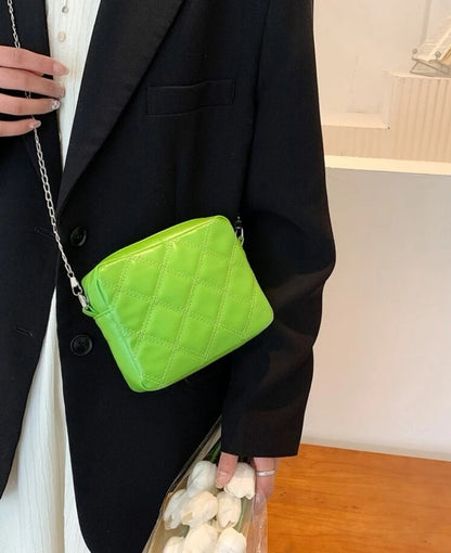 Bolso cuadrado con rombo de cadena
