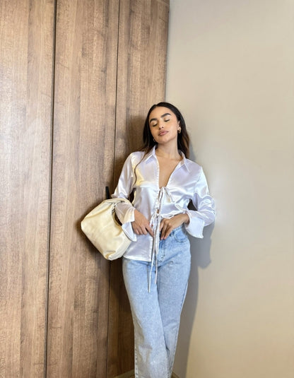 Blusa satinada con lazos